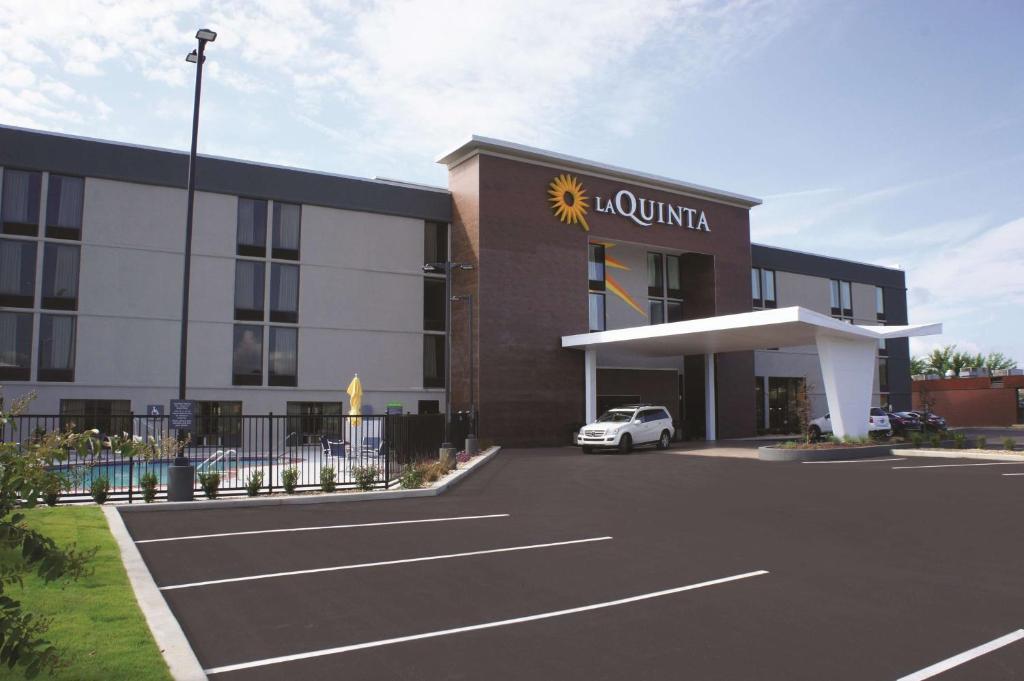 La Quinta by Wyndham Columbus MS - main image
