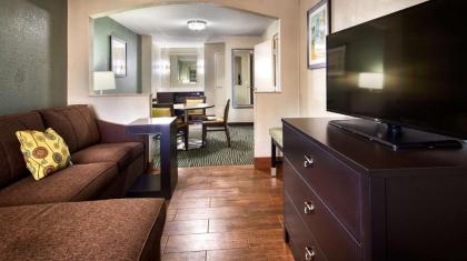 Best Western Executive Suites - image 9