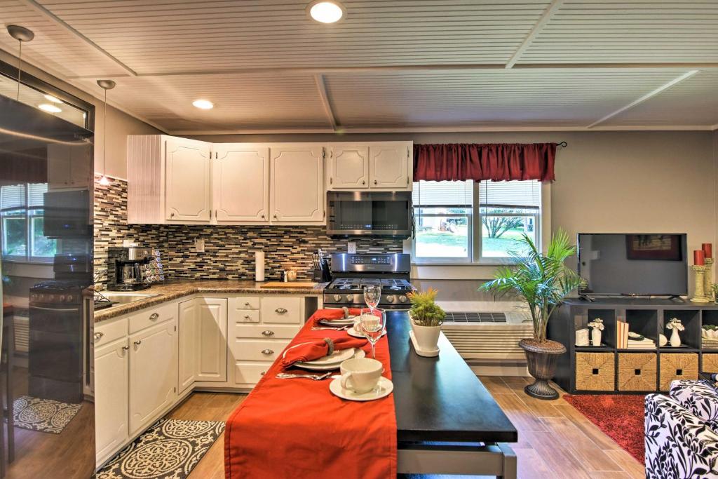 Cozy Romantic Retreat 5Mi to TIEC and 13Mi to Tryon - main image