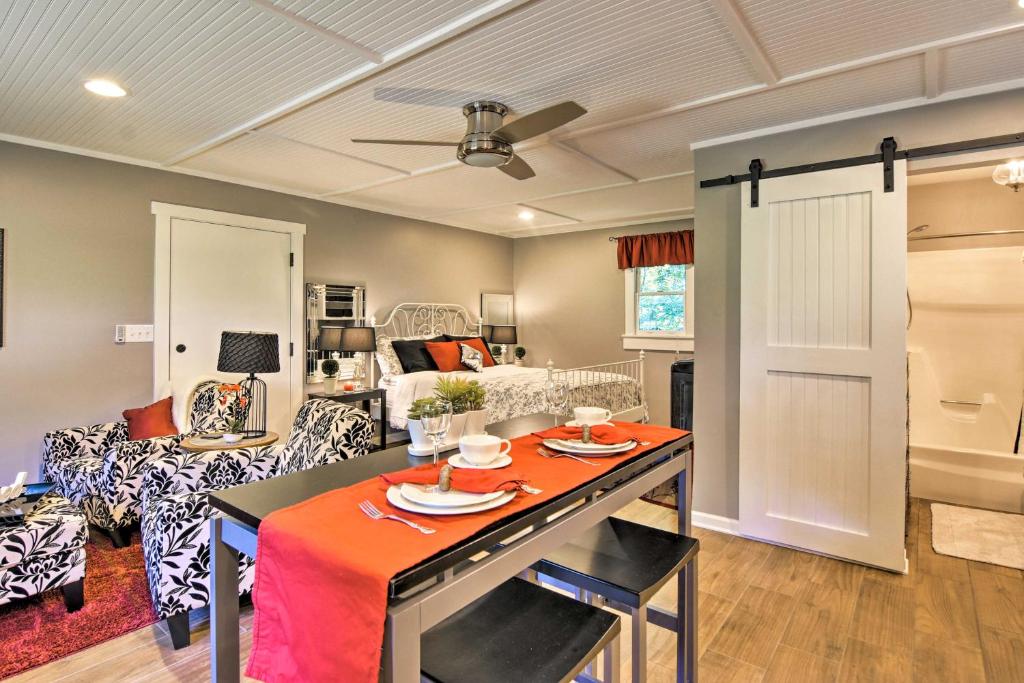 Cozy Romantic Retreat 5Mi to TIEC and 13Mi to Tryon - image 6