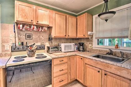 Quaint Cottage with Deck Near Tryon Equestrian Center - image 10