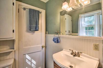 Quaint Cottage with Deck Near Tryon Equestrian Center - image 15