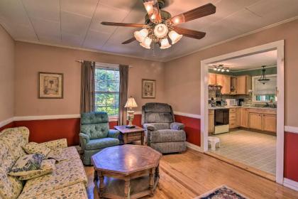 Quaint Cottage with Deck Near Tryon Equestrian Center - image 2
