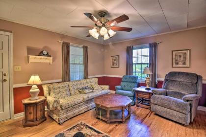 Quaint Cottage with Deck Near Tryon Equestrian Center - image 3