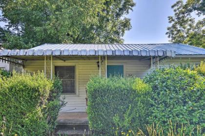 Quaint Cottage with Deck Near Tryon Equestrian Center - image 4