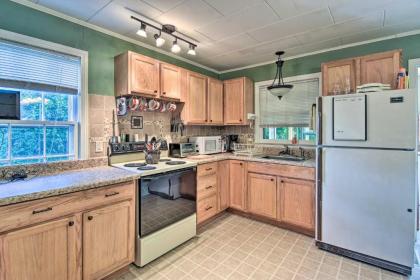 Quaint Cottage with Deck Near Tryon Equestrian Center - image 6