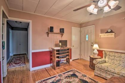 Quaint Cottage with Deck Near Tryon Equestrian Center - image 7