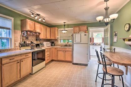 Quaint Cottage with Deck Near Tryon Equestrian Center - image 8