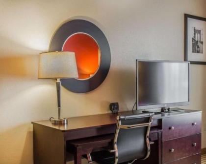Comfort Suites East Broad at 270 - image 3