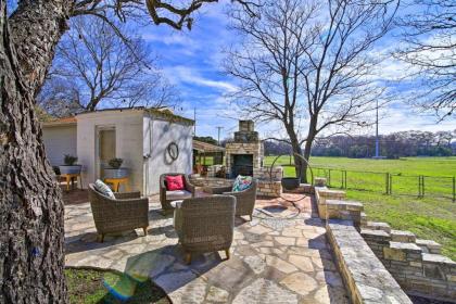 Comfort Cottage with Patio by top Outdoor Attractions Texas