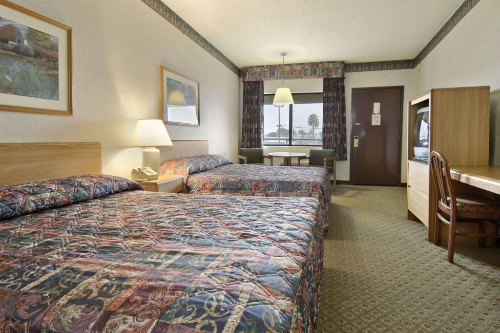 Travelodge by Wyndham Commerce Los Angeles Area - image 4