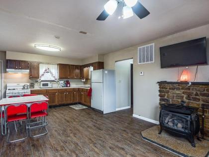Centerpoint Trail Cabin- Perfect hiking just steps away - image 2