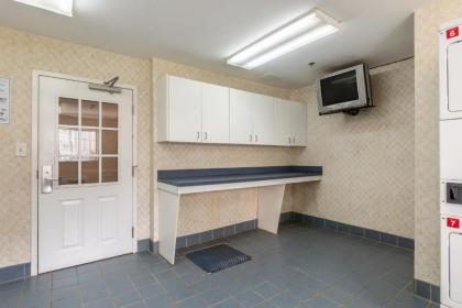 HomeTowne Studios & Suites by Red Roof Charlotte - Concord - image 12
