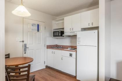 HomeTowne Studios & Suites by Red Roof Charlotte - Concord - image 4