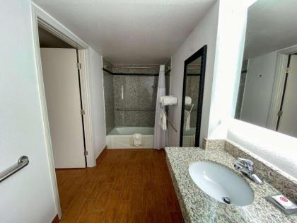 Hickory Inn - image 10