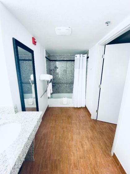 Hickory Inn - image 6
