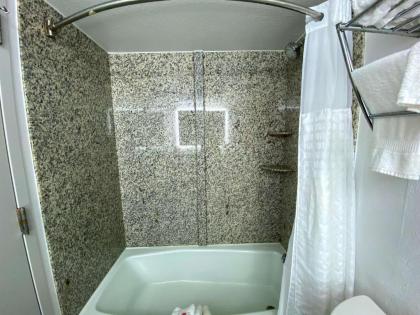 Hickory Inn - image 8