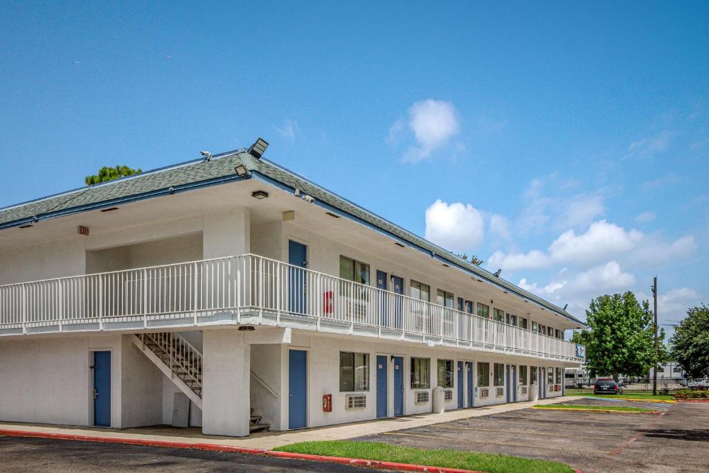 Motel 6-Conroe TX - image 3