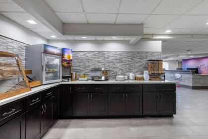 Econo Lodge At The University - image 12
