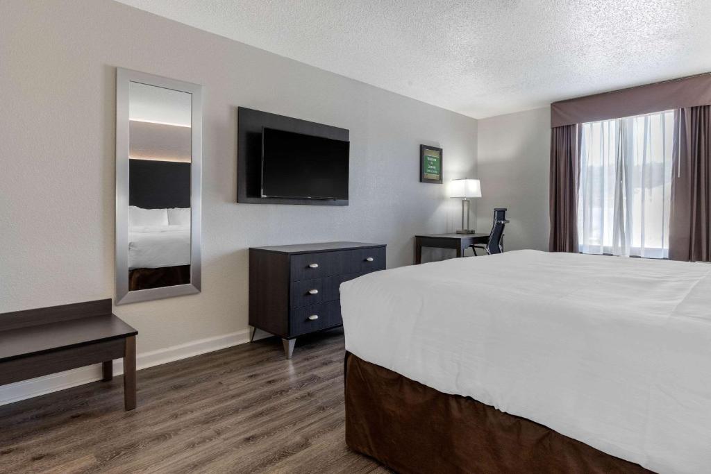 Econo Lodge At The University - image 2