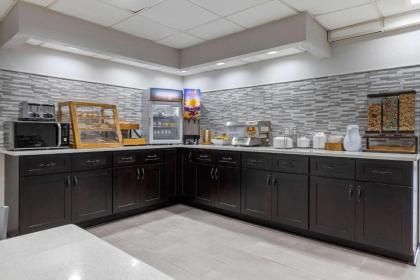 Econo Lodge At The University - image 3