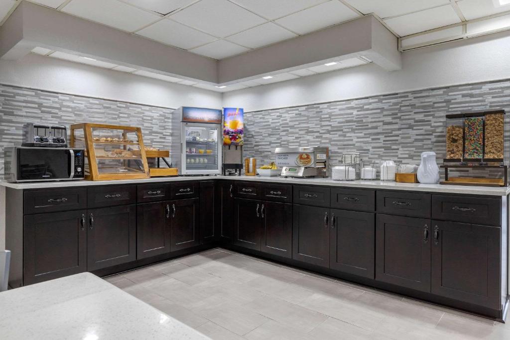 Econo Lodge At The University - image 3
