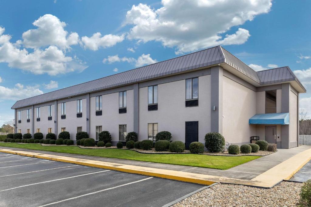 Econo Lodge At The University - image 5