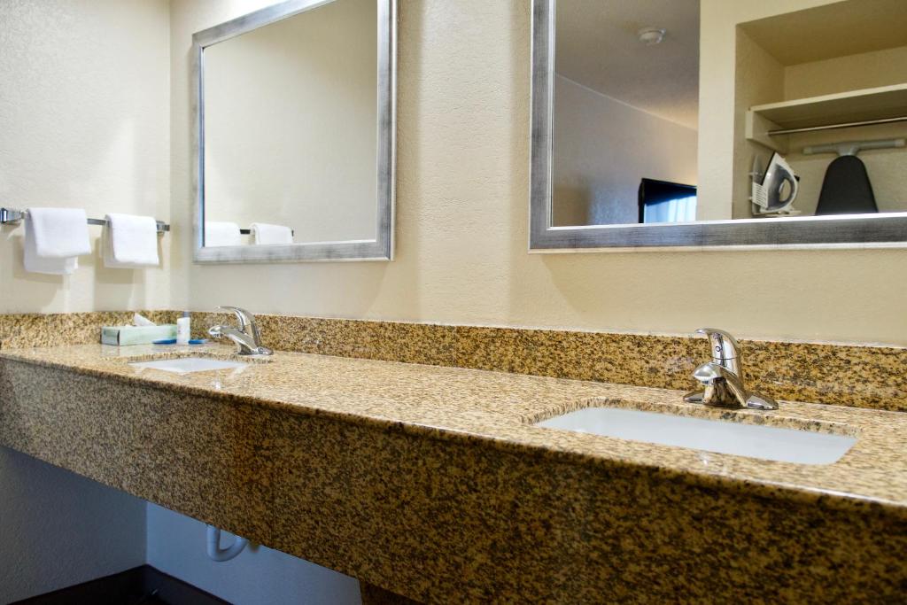 Best Western Thunderbird Motel - image 3