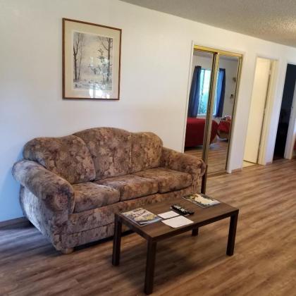 Plainview Motel - image 10