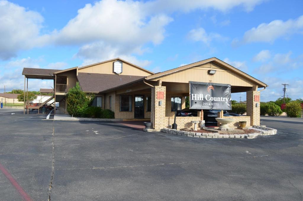 Hill Country Inn and Suite - image 3