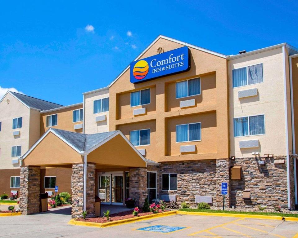 Comfort Inn & Suites Coralville - Iowa City near Iowa River Landing - main image