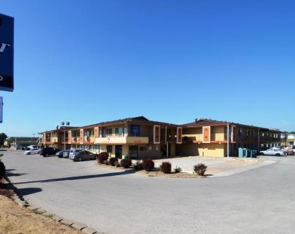 Super 7 Motel - image 1