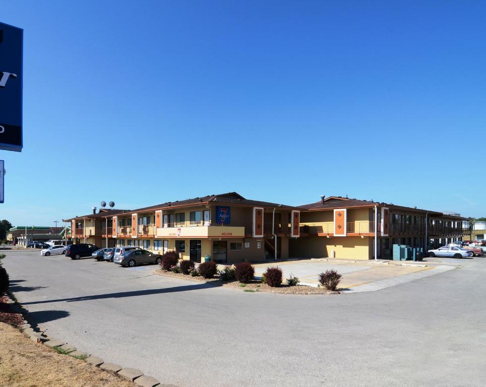 Super 7 Motel - main image