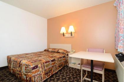 Super 7 Motel - image 3