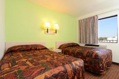 Super 7 Motel - image 5