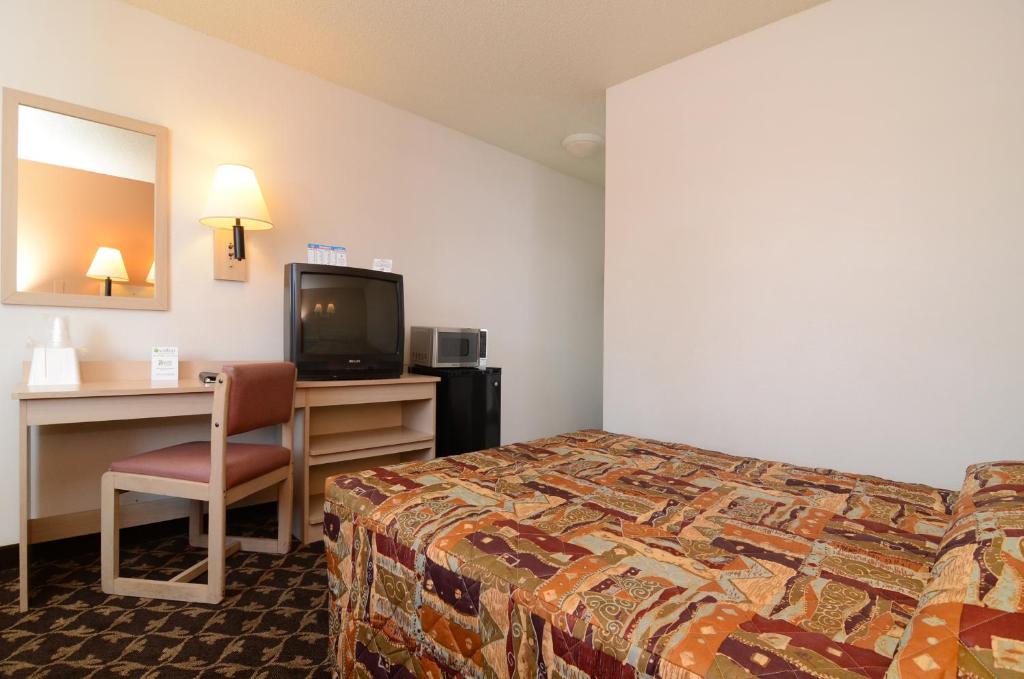 Super 7 Motel - image 7
