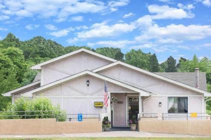 Super 8 by Wyndham Pittsburgh AirportCoraopolis Area Pennsylvania