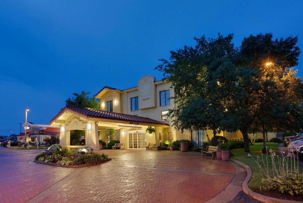 La Quinta Inn by Wyndham Pittsburgh Airport - main image