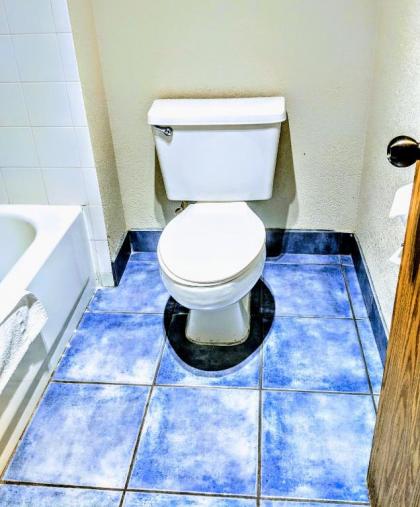 Budget Inn - image 13