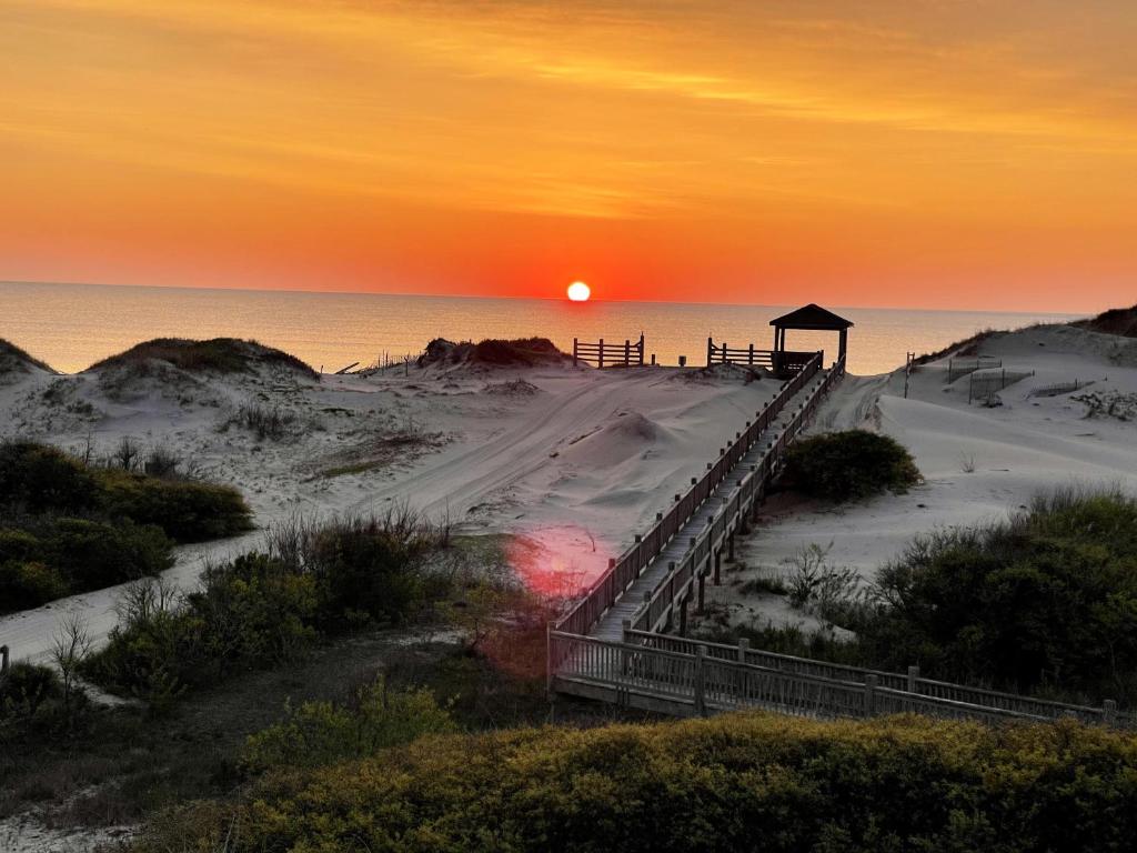 Oceanfront grandeur 4x4 Outerbanks -Hemingway - main image