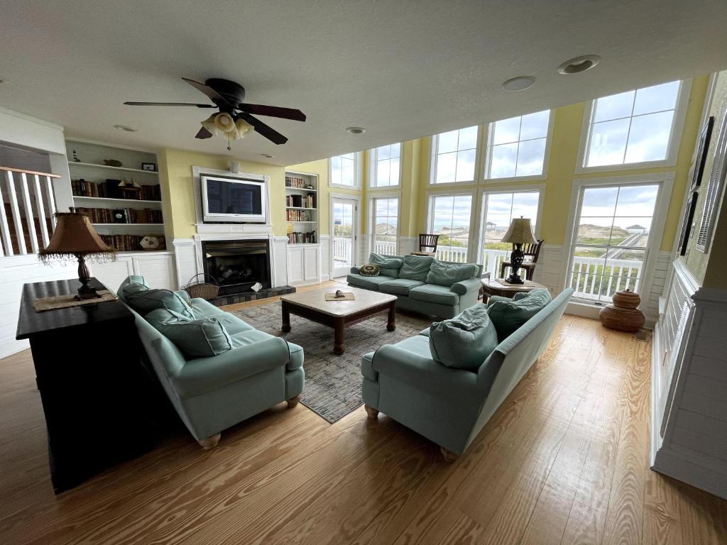 Oceanfront grandeur 4x4 Outerbanks -Hemingway - image 4