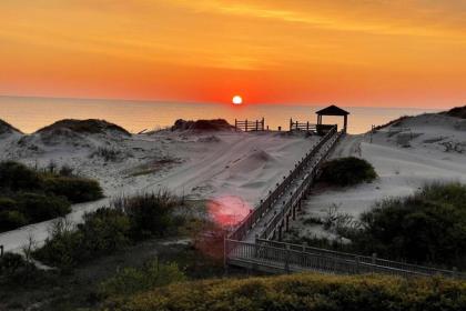 Oceanfront grandeur in 4x4 Outerbanks - Mark Twain - image 11