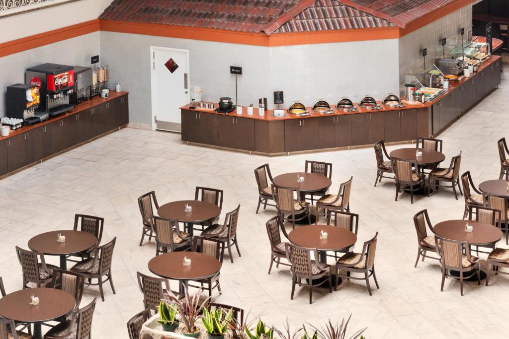 Embassy Suites Corpus Christi - image 3
