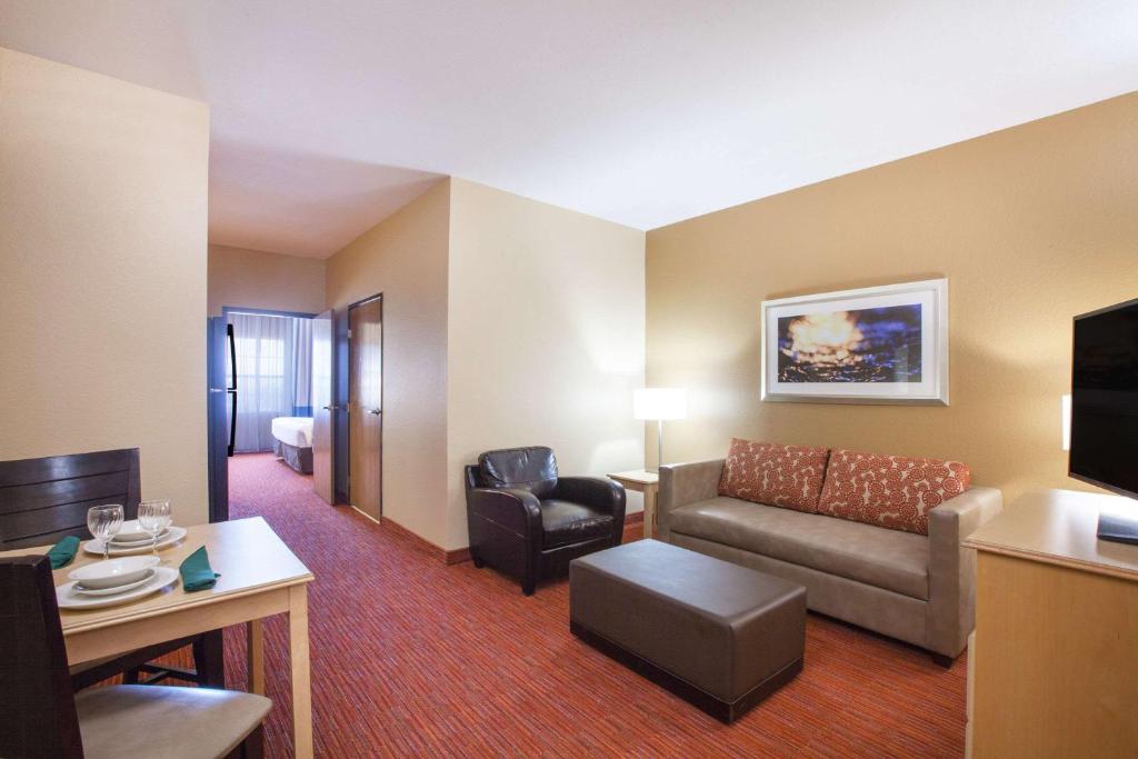 Hawthorn Suites by Wyndham Corpus Christi - image 2