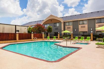 Days Inn & Suites by Wyndham Corpus Christi Central - image 2