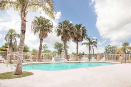 Super 8 by Wyndham Corpus Christi - image 2