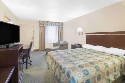 Super 8 by Wyndham Corpus Christi - image 5