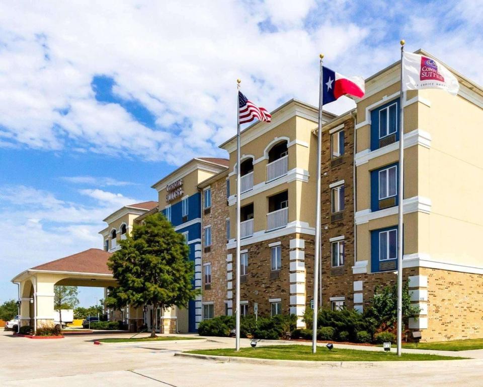 Comfort Suites Central - main image