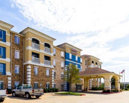 Comfort Suites Central - image 2