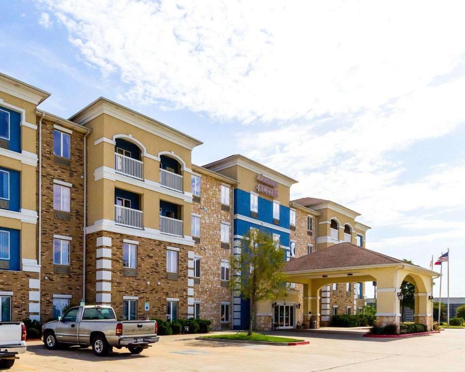 Comfort Suites Central - image 2